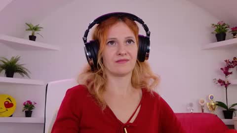 Snapshot of ladybigsmile chatting on September 19, 2025, 6:37 am Sima Ladybigsmile online show from September 19, 2025, 6:37 am