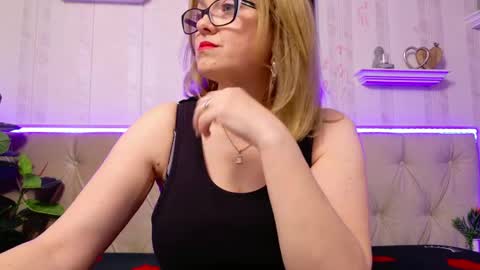 Snapshot of ladyjeen chatting on April 29, 2026, 12:42 pm Lady Jeen Back on Sunday 8th of December online show from April 29, 2026, 12:42 pm