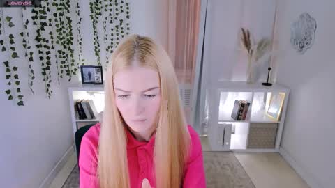 Snapshot of laly_peach chatting on November 22, 2025, 11:42 am Laly online show from November 22, 2025, 11:42 am