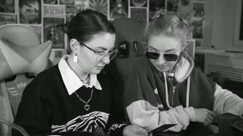 just call me Lana  and her security online show from January 31, 2025, 8:43 am