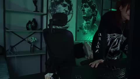 just call me Lana  and her security online show from September 19, 2025, 11:33 am