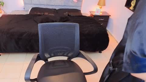           online show from October 4, 2025, 4:32 am