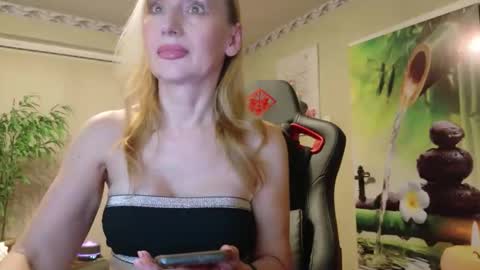 Lana online show from April 7, 2026, 6:52 pm