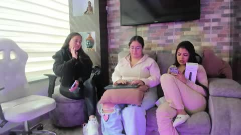 lanna_as online show from February 17, 2026, 2:02 pm