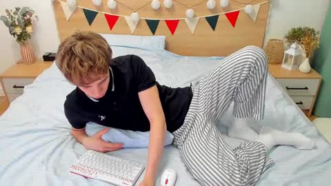 Fandi online show from March 11, 2025, 4:18 pm