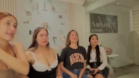 lara_as online show from October 31, 2025, 2:29 pm