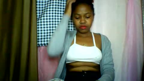 Snapshot of lara_belle chatting on June 8, 2026, 3:01 pm lara_belle online show from June 8, 2026, 3:01 pm