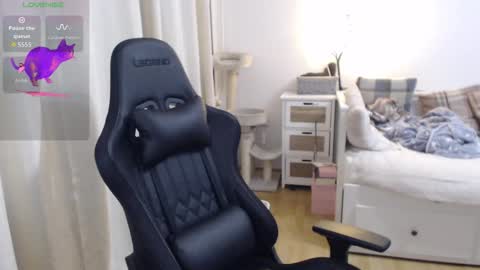 Lara online show from December 4, 2025, 7:44 pm