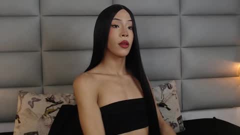 Snapshot of larademon chatting on February 28, 2025, 8:39 pm lara online show from February 28, 2025, 8:39 pm