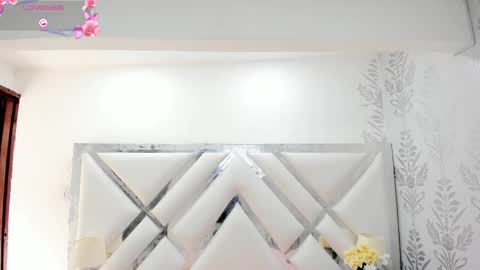 Lara  online show from October 15, 2025, 2:17 pm