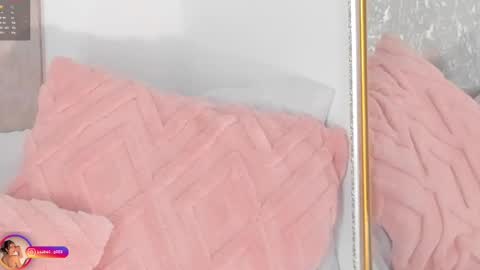 Lara  online show from September 18, 2025, 1:46 pm