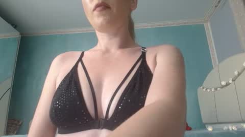 LaraLane online show from June 15, 2026, 7:27 pm