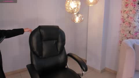 Larisa Smirnov online show from November 25, 2025, 3:28 am