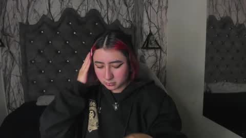 Snapshot of larissa01_ chatting on March 4, 2025, 3:11 am Lari online show from March 4, 2025, 3:11 am