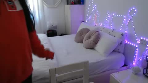 Auri online show from May 19, 2026, 9:37 am