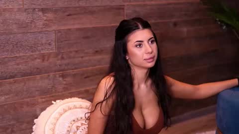 Latina online show from October 28, 2025, 6:54 pm