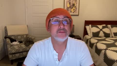 QS - INDEPENDENT MODEL online show from October 22, 2025, 2:45 am