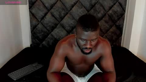 LEANDRO online show from October 21, 2025, 2:01 am