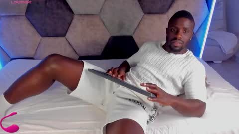 Snapshot of latrellx7 chatting on February 16, 2026, 3:35 am LEANDRO online show from February 16, 2026, 3:35 am