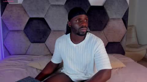 LEANDRO online show from April 19, 2026, 3:39 am