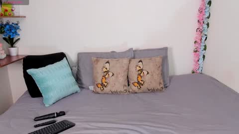 laura1__ online show from February 8, 2025, 1:11 am