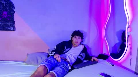 laura_and_kevin online show from October 4, 2025, 1:53 pm