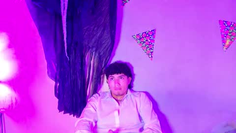 laura_and_kevin online show from October 31, 2025, 2:07 pm