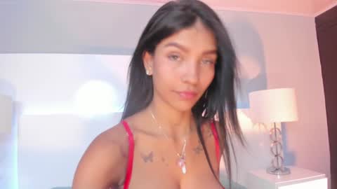 Snapshot of laura_aristizabal_19 chatting on January 19, 2025, 6:43 pm Laura online show from January 19, 2025, 6:43 pm