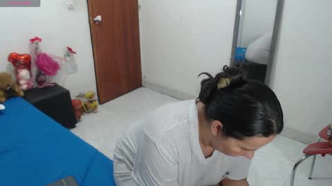 laura_foxx2379 online show from October 1, 2025, 1:55 am