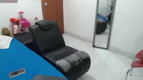 laura_foxx2379 online show from October 15, 2025, 2:22 am