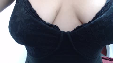  Laura  online show from November 3, 2025, 6:25 am