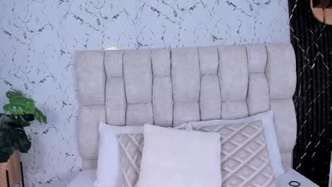 LauraIvy online show from November 25, 2025, 12:27 pm