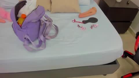 Snapshot of laura_maite_ chatting on November 8, 2025, 11:43 am L A U R A online show from November 8, 2025, 11:43 am