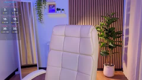 Snapshot of laura_palmerrrr chatting on October 5, 2025, 2:32 am Miss Laura online show from October 5, 2025, 2:32 am