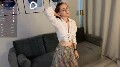 Snapshot of lauracollins__ chatting on June 18, 2026, 1:04 pm May online show from June 18, 2026, 1:04 pm