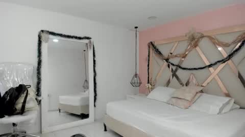 laura  online show from December 17, 2025, 8:59 pm