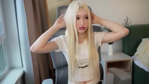 Snapshot of lauramusk chatting on November 1, 2025, 7:10 am Laura online show from November 1, 2025, 7:10 am