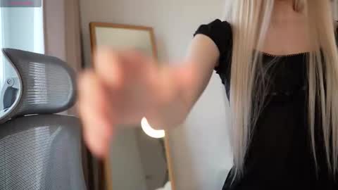 Snapshot of lauramusk chatting on November 6, 2025, 7:53 am Laura online show from November 6, 2025, 7:53 am