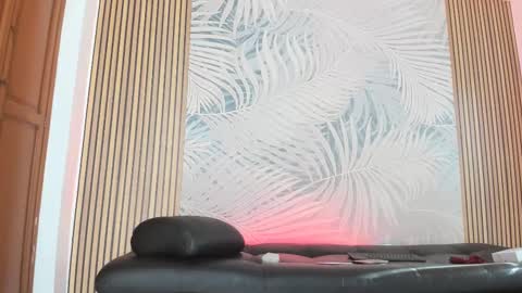 Laura online show from February 9, 2025, 1:14 pm