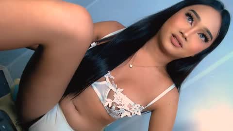 chloe3 online show from November 11, 2025, 3:01 pm