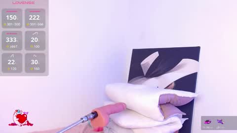 Lauren Gill online show from November 11, 2025, 9:04 pm