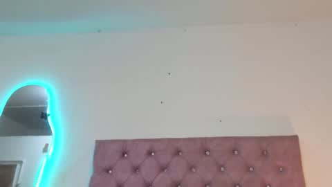 laurenlaine online show from April 5, 2026, 1:52 pm