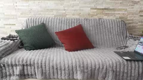 Lauren Saenz online show from November 5, 2025, 12:05 pm