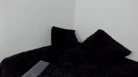 laurensmith9 online show from October 8, 2025, 12:47 pm