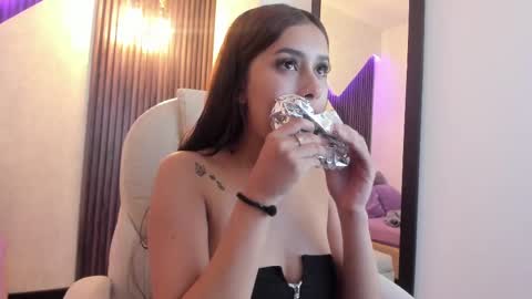 Snapshot of laurin_clauz chatting on February 27, 2025, 3:37 pm Lau online show from February 27, 2025, 3:37 pm