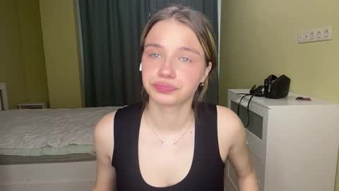 Snapshot of laurineleconey chatting on February 24, 2026, 12:36 pm Bella online show from February 24, 2026, 12:36 pm