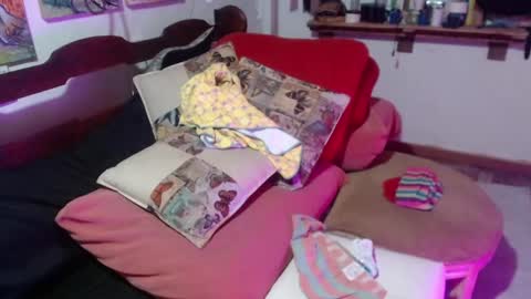 Laye19 online show from December 1, 2024, 11:04 pm