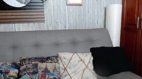 Layla online show from November 23, 2025, 8:30 pm