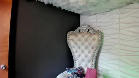 Layla online show from March 21, 2026, 8:01 pm