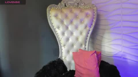 Layla online show from April 16, 2026, 9:39 pm